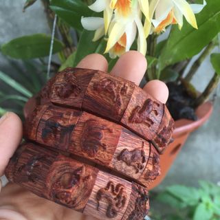Vòng tay 12 con giáp gỗ sưa lào