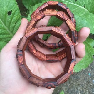 Vòng tay 12 con giáp gỗ sưa lào