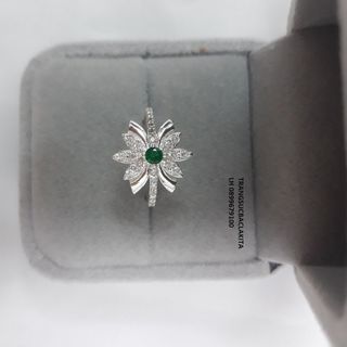 nhẫn bạc PNJ họa tiết hoa đính ngọc bích
