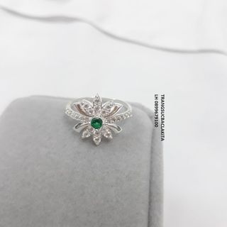 nhẫn bạc PNJ họa tiết hoa đính ngọc bích