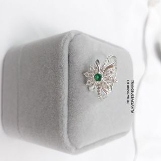 nhẫn bạc PNJ họa tiết hoa đính ngọc bích