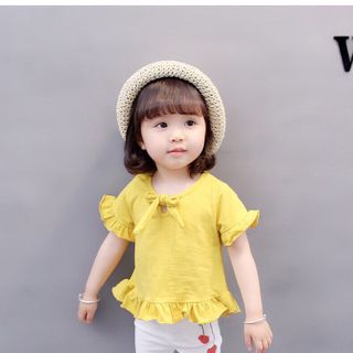 Áo thun và quần kaki bé gái