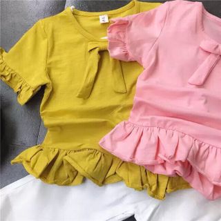 Áo thun và quần kaki bé gái