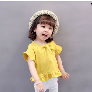 Áo thun và quần kaki bé gái