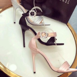 Giày sandal gót đũa 9p đính khóa cực sang
