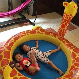 Bể phao bơi hình hươu cao cổ