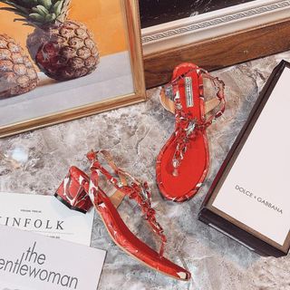 Giày sandal đá đỏ