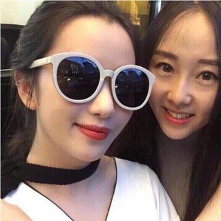 Mắt kinh gọng trang