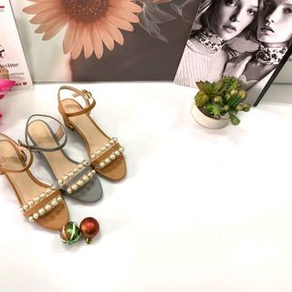 Giày sandal mũi đính ngọc trai gót trụ viền đồng