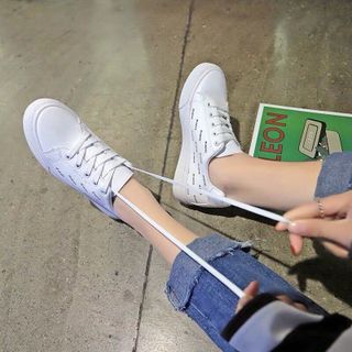 Giày bâtt trắng đon giản
