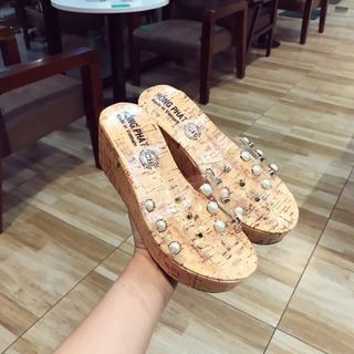 Dép xuồng đinh
