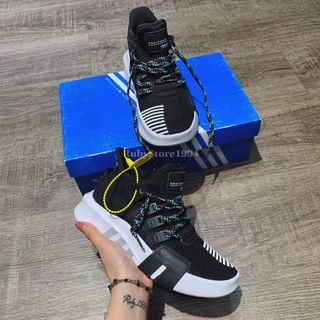 EQT đen đế trắng phối dây xanh replica