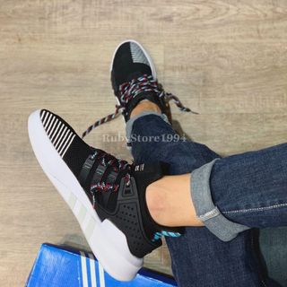 EQT đen đế trắng phối dây xanh replica