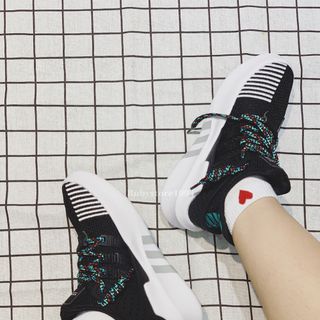 EQT đen đế trắng phối dây xanh replica