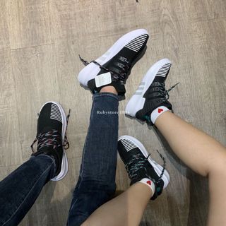 EQT đen đế trắng phối dây xanh hàng replica
