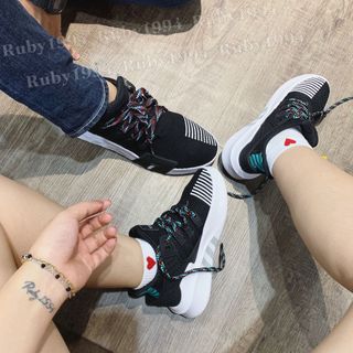 EQT đen đế trắng phối dây xanh hàng replica