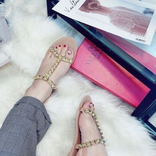 Giày sandal nhựa đinh