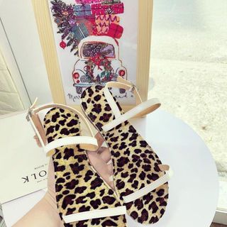 Giày sanda đế beo