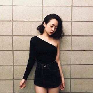 Áo thun tay dài lệch vai hai màu trắng - đen tay dài 08