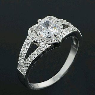 Nhẫn trái tim kim cương nhân tạo