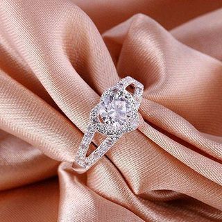 Nhẫn trái tim kim cương nhân tạo