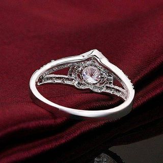 Nhẫn trái tim kim cương nhân tạo