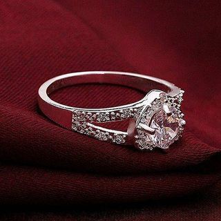 Nhẫn trái tim kim cương nhân tạo