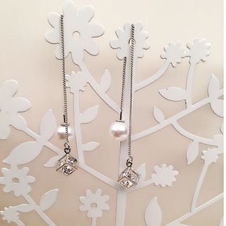 Khuyên tai khối vuông kim cương chốt trai