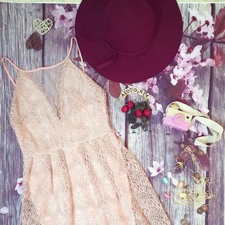 Đầm ren cổ yếm siêu xinh