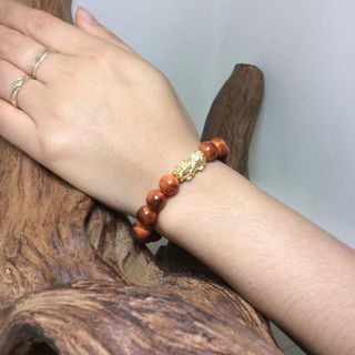 Vòng tay gỗ huyết long