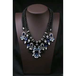 Vòng cổ đính đá quyền lực