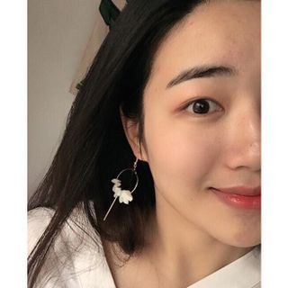 Khuyên tai họa tiết đá mảnh độc lạ