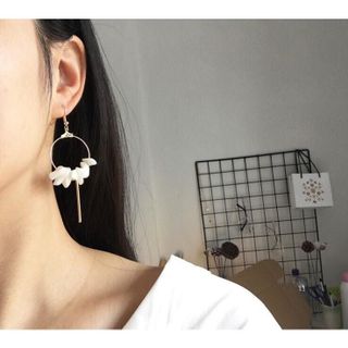 Khuyên tai họa tiết đá mảnh độc lạ
