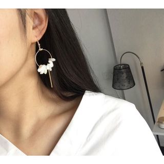 Khuyên tai họa tiết đá mảnh độc lạ