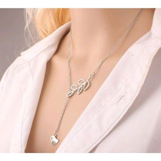 Vòng cổ thả khe vành khuyên và chiếc lá