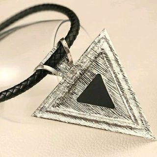 Vòng cổ hình tam giác to không gỉ