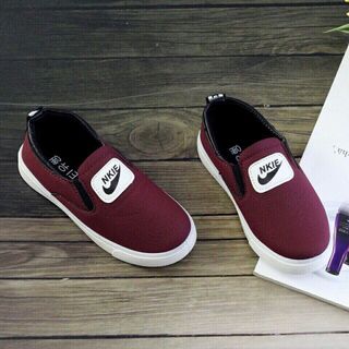 SLIP ON TRẺ EM SIZE TRUNG ĐẠI