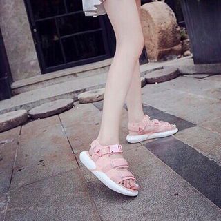 Giày sandal ba quai