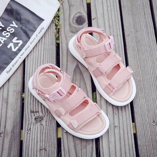 Giày sandal ba quai
