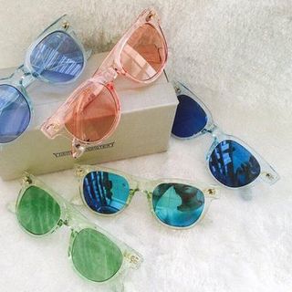 Kính v trong suốt