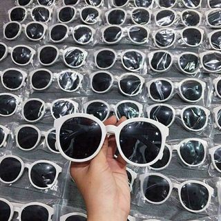mắt kính V hotgirl trắng tròn
