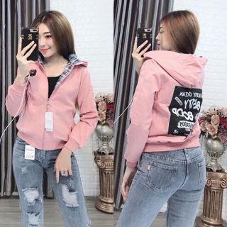 khoác dù in bảng chữ sau lưng