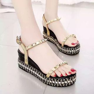 Giày sandal xuồng đinh