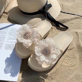 Dép quai ngang đến hoa