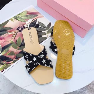 Dép quai ngang kèm phụ kiện