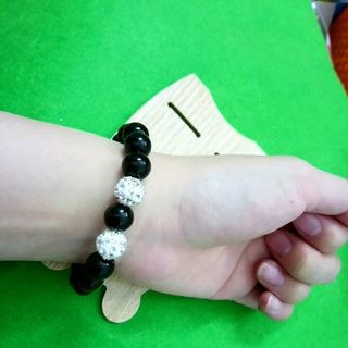 chuỗi đeo tay phong thủy hạt đá kích thước mỗi hạt 10li giá sỉ 15k 1 chuỗi