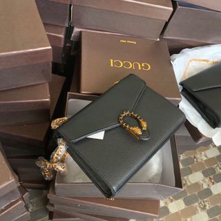 Túi xách đầu rồng đá đen