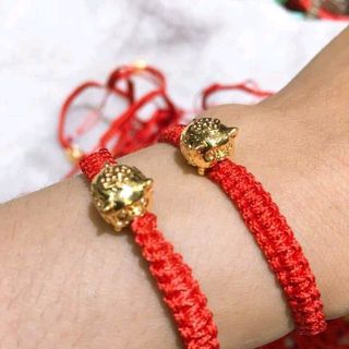 vòng tay chỉ đỏ dạng tết mix lợn phủ vàng 24k