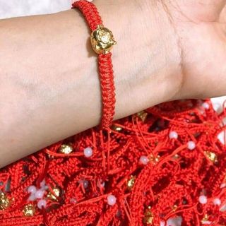 vòng tay chỉ đỏ dạng tết mix lợn phủ vàng 24k