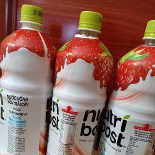 Sữa trái cây dâu Nutri Boost đóng chai dung tích 1lít